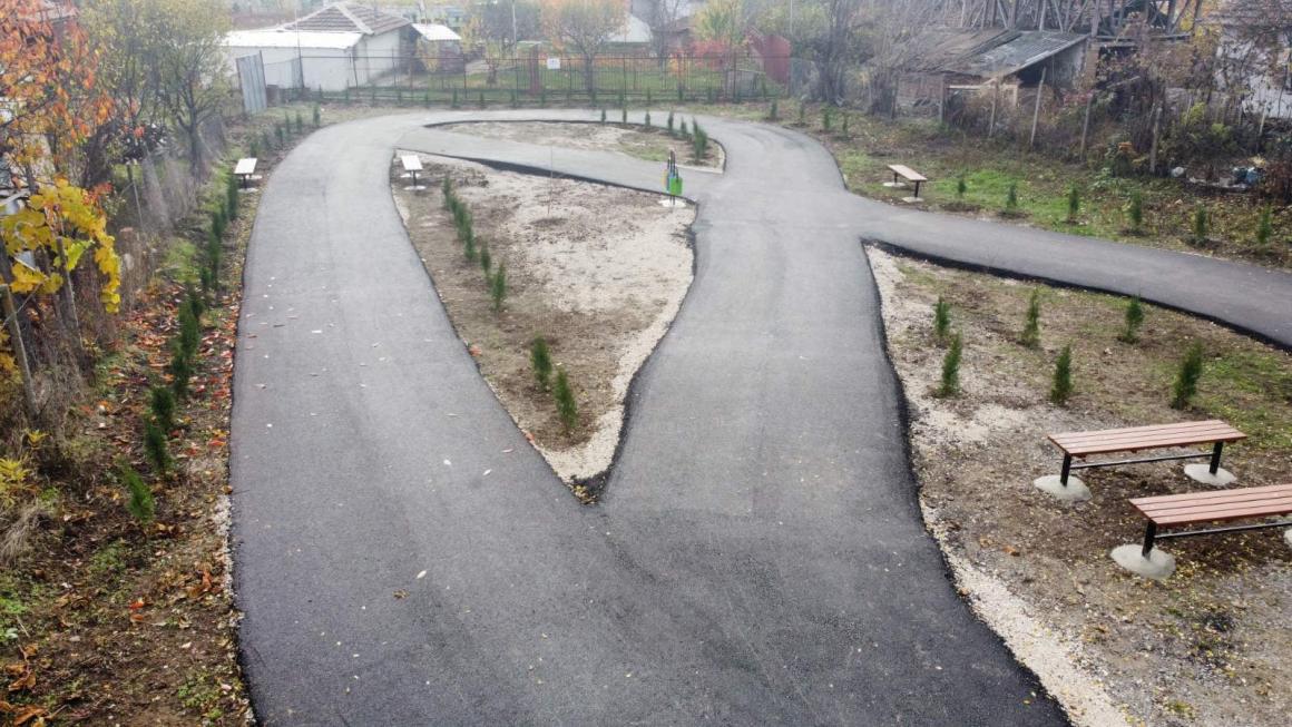 Галерия :: Снимка 0 :: Асфалтовият брецел в Дреновец: Добра идея, потресаващо изпълнение (галерия)}