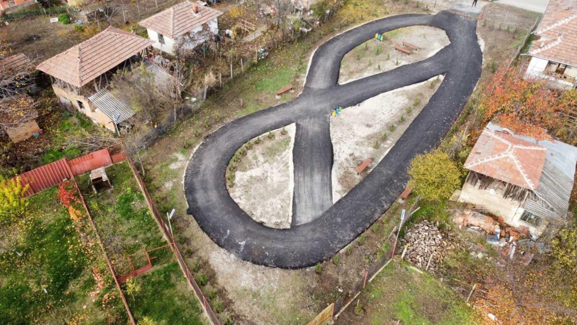 Галерия :: Снимка 1 :: Асфалтовият брецел в Дреновец: Добра идея, потресаващо изпълнение (галерия)}