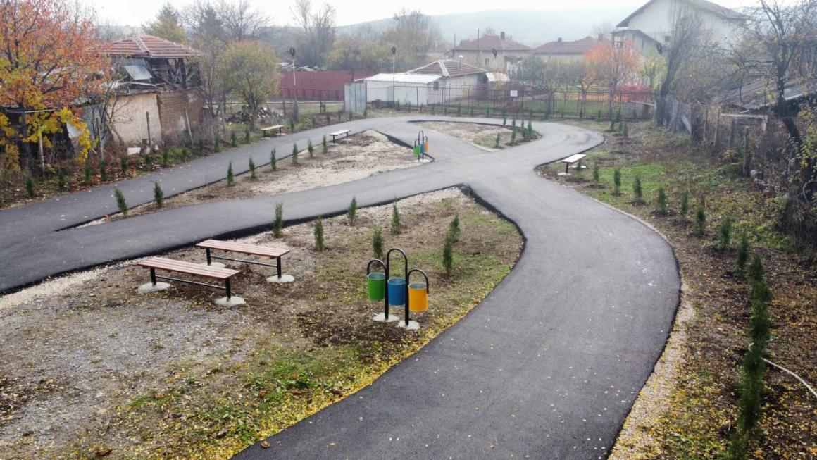 Галерия :: Снимка 2 :: Асфалтовият брецел в Дреновец: Добра идея, потресаващо изпълнение (галерия)}