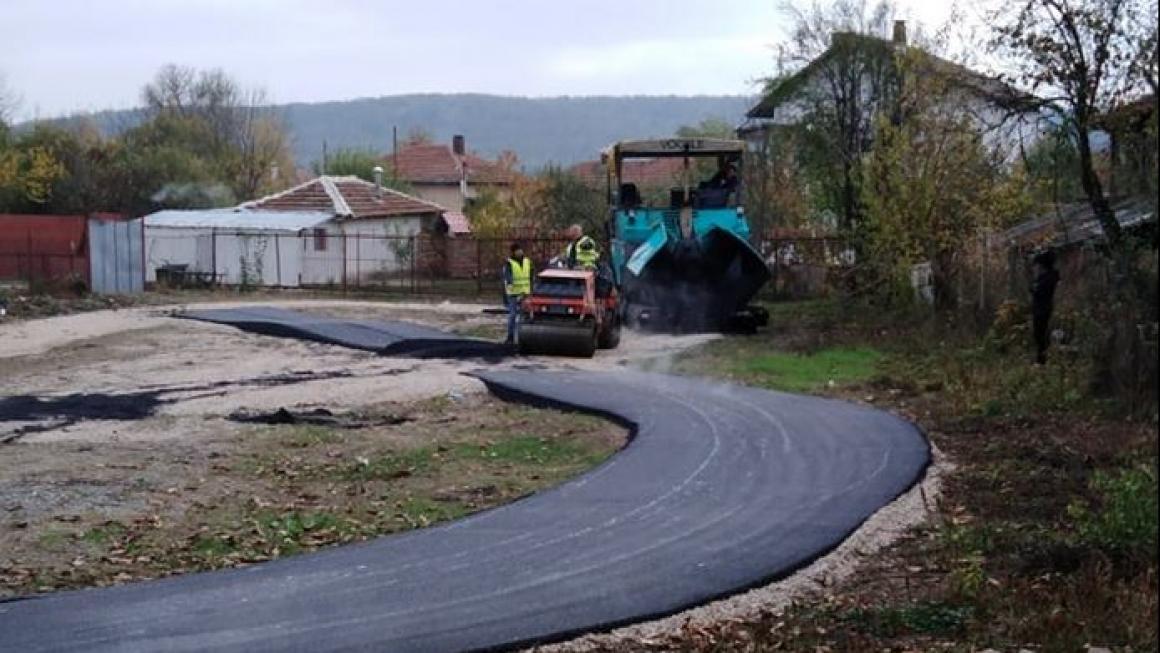 Галерия :: Снимка 5 :: Асфалтовият брецел в Дреновец: Добра идея, потресаващо изпълнение (галерия)}