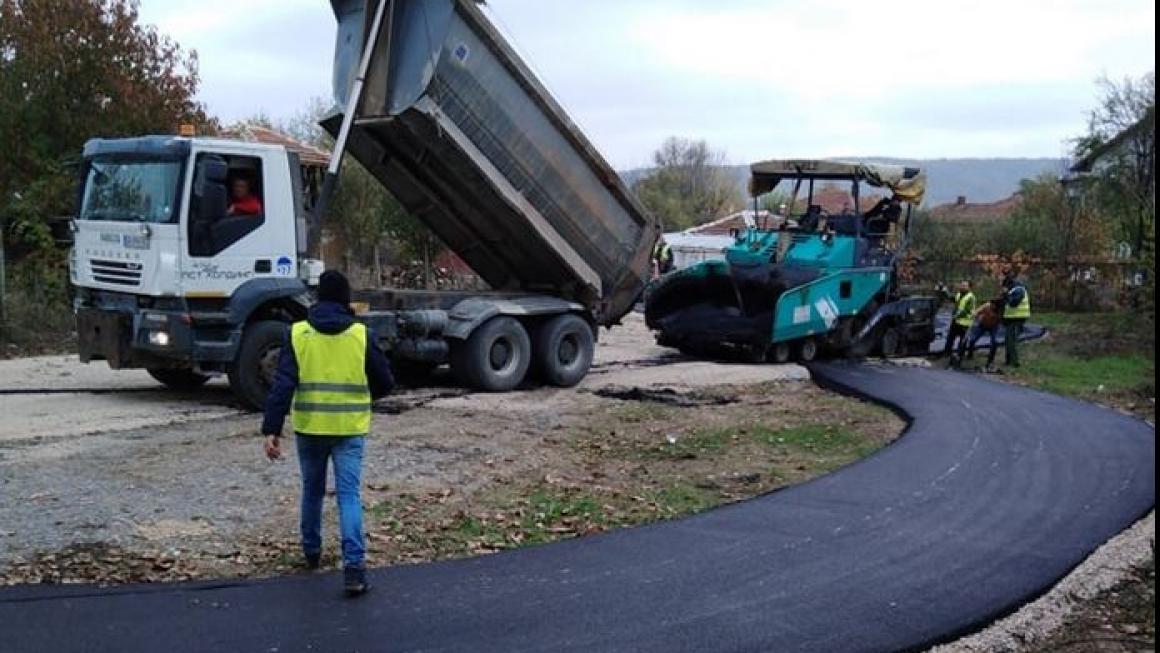 Галерия :: Снимка 6 :: Асфалтовият брецел в Дреновец: Добра идея, потресаващо изпълнение (галерия)}