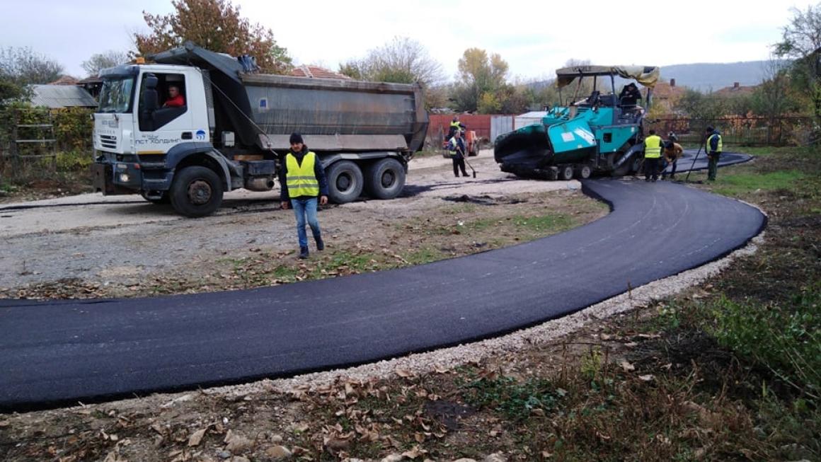 Галерия :: Снимка 7 :: Асфалтовият брецел в Дреновец: Добра идея, потресаващо изпълнение (галерия)}