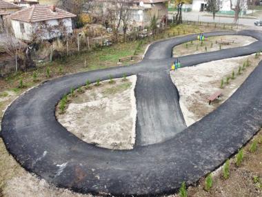 Асфалтовият брецел в Дреновец: Добра идея, потресаващо изпълнение (галерия)