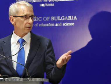 Училищата няма да купуват сами тестовете за COVID-19