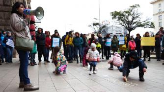 Родители излязоха на протест срещу онлайн обучението