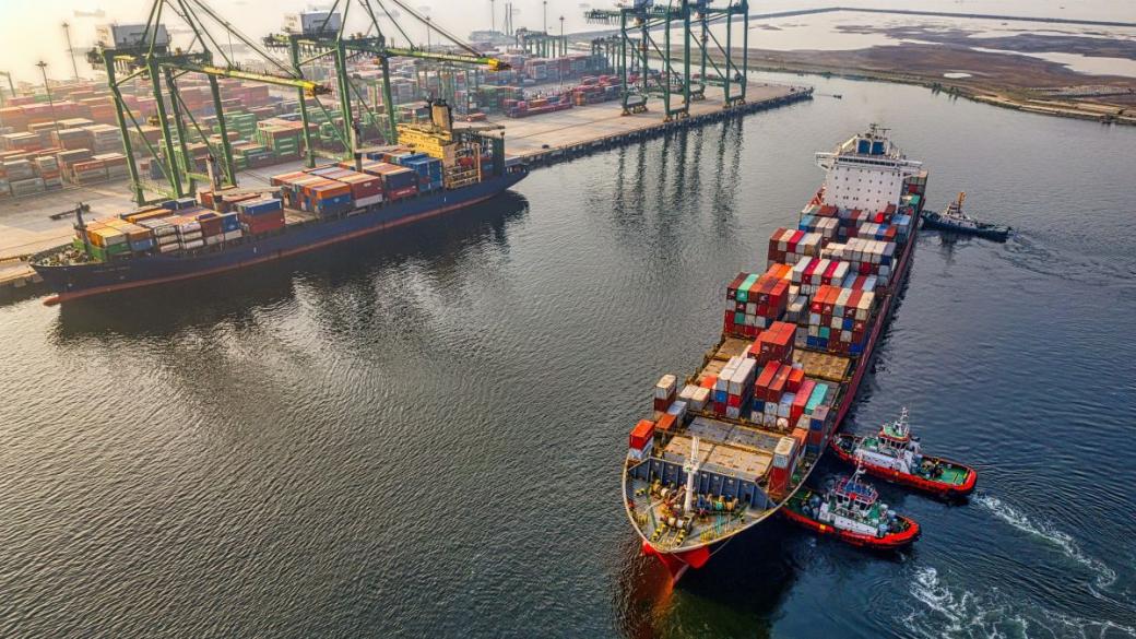 Новото главоболие за световните доставки: изчезващите кораби на Китай