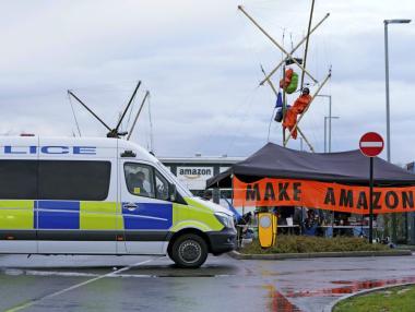 Екоактивисти нападнаха складове на Amazon
