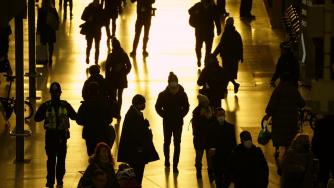 Защо Омикрон предизвиква такава паника по света