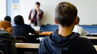 Критично малко млади учители се задържат в образователната система