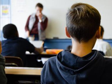 Критично малко млади учители се задържат в образователната система