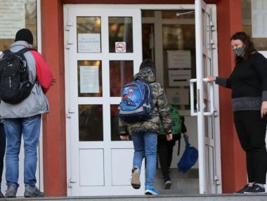 Всички ученици се връщат в клас от понеделник