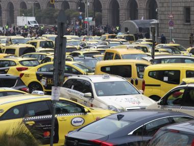 Такситата в София се скараха за по-високите тарифи