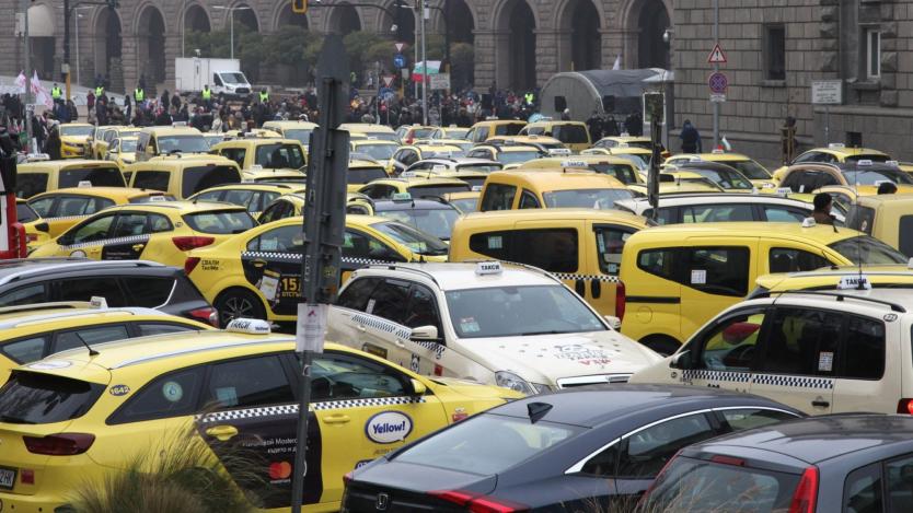 Такситата в София се скараха за по-високите тарифи