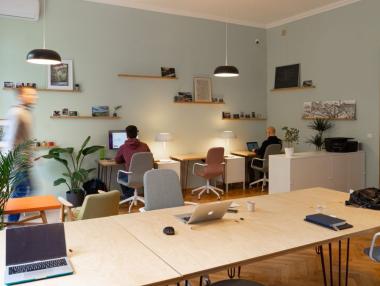 Обявите за работа продължават да намаляват