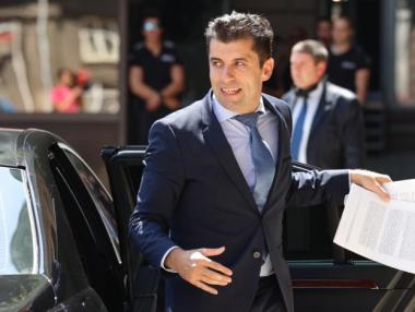 Какво свързва Кирил Петков, футбола и ваксините: Google говори вместо нас