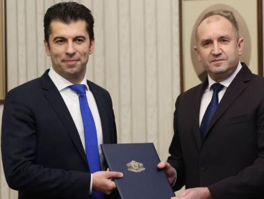 Радев връчи мандат за съставяне на кабинет на „Продължаваме промяната“