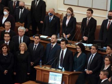 Вечерни новини: Най-после редовно правителство; Василев с отстъпка за тавана на осигуровките