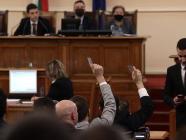 Депутатите замразиха цените на парното и тока за бита