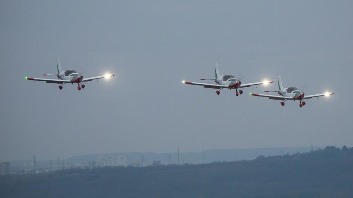 Галерия :: Снимка 2 :: С малко закъснение армията получи новите си учебни самолети (снимки)}