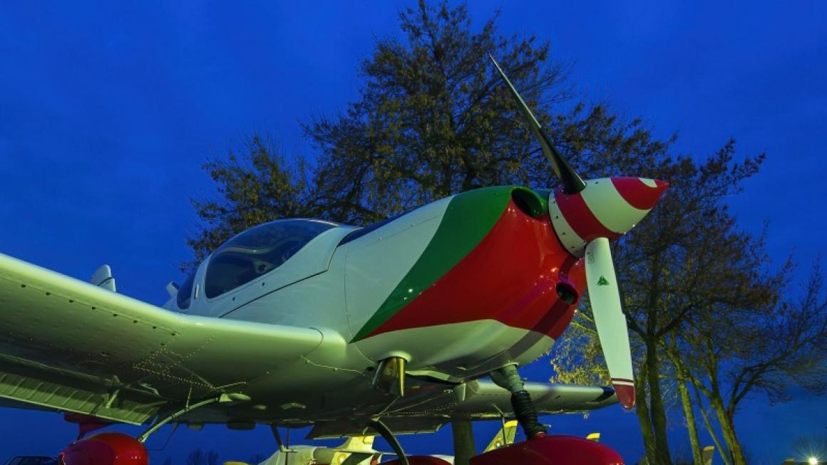 Галерия :: Снимка 1 :: С малко закъснение армията получи новите си учебни самолети (снимки)}