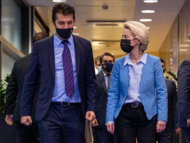 Вечерни новини: ЕК разчита на Петков за корупцията; Бoжaнoв е 40-и в Ѕtасk Оvеrflоw