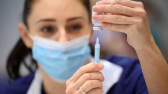 Третата доза на Moderna увеличава 37 пъти защитата срещу Омикрон