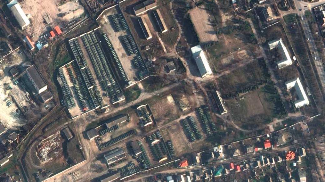 Русия продължава да трупа войски до границата с Украйна (нови сателитни снимки)
