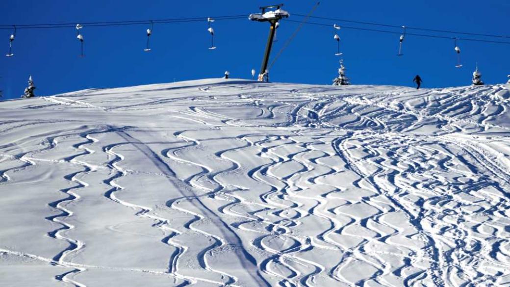 Новият COVID вариант сгъсти облаците над алпийските ски курорти