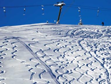 Новият COVID вариант сгъсти облаците над алпийските ски курорти