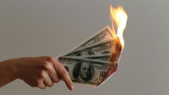 Лек срив на долара дели златото от потенциален рекорд