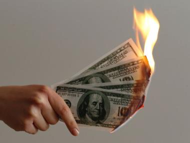 Лек срив на долара дели златото от потенциален рекорд