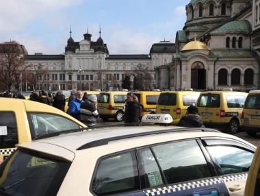 Такситата в София са намалели с една трета