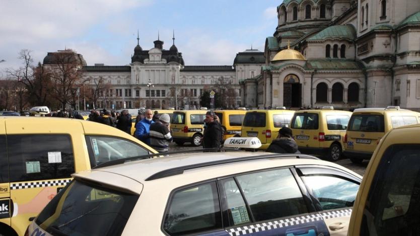 Такситата в София са намалели с една трета