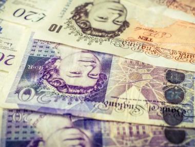 Бустерното цунами изстреля паунда до двугодишен връх