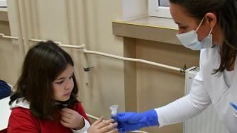 МОН отчете скок на положителните COVID тестове в училище