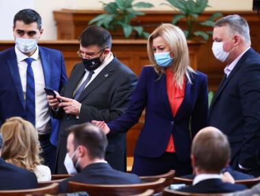 Вечерни новини: Депутатите одобриха извънредния закон за бюджета; Събев уволни и ръководството на „Холдинг БДЖ“