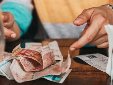 Незначителният ръст на заплатите ще топи спестяванията тази година