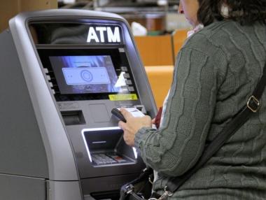 Кои са банките с най-високи такси за теглене от банкомат