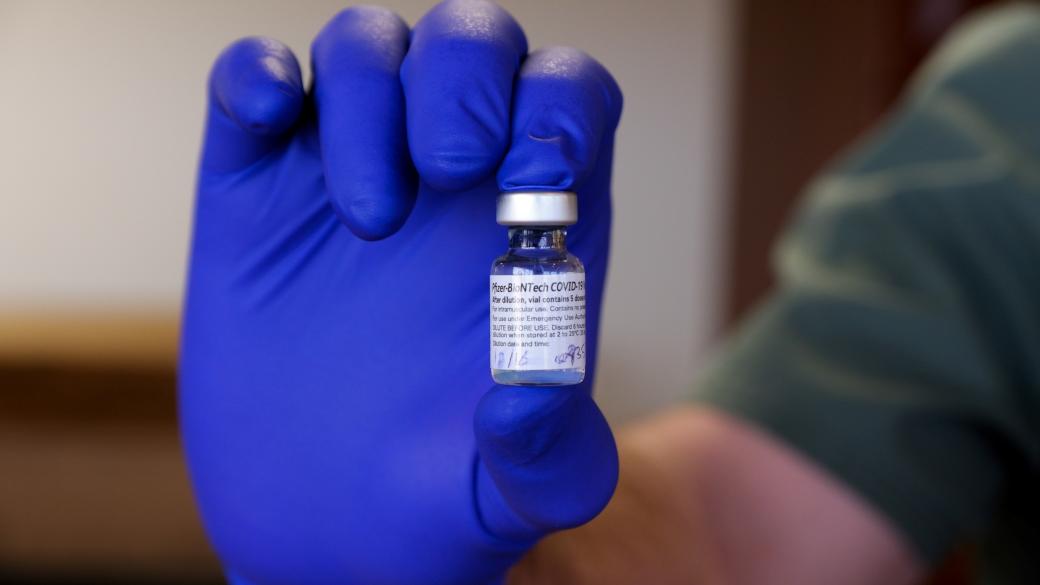 Pfizer и BioNTech започват да тестват Омикрон ваксината си върху хора