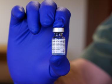 Pfizer и BioNTech започват да тестват Омикрон ваксината си върху хора