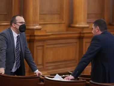 Без подкрепа от опозицията управляващите промениха КЕВР