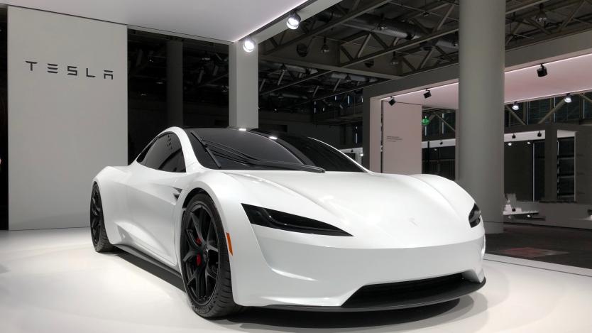 След нов рекорд Tesla очаква още по-силна 2022 г. и пълен автопилот