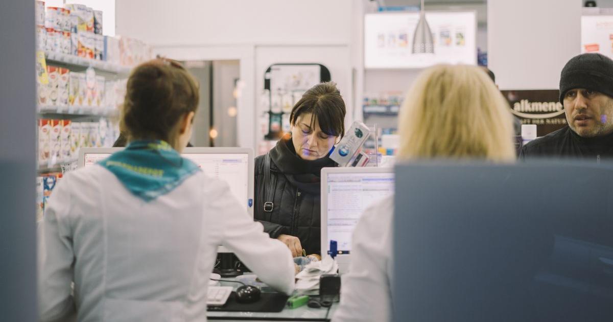 Чакането на опашка пред аптека е не само досадно преживяване,