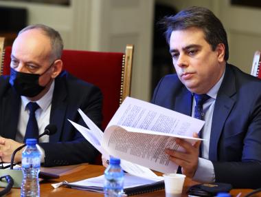 Вечерни новини: Бизнесът е обиден на Василев; Драстичен скок на пътуванията в чужбина