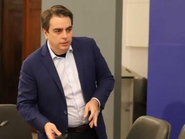 Асен Василев не вижда война с бизнеса, но отказа да се извини