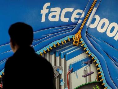 Отливът на потребители и разходите за метавселената потопиха Facebook