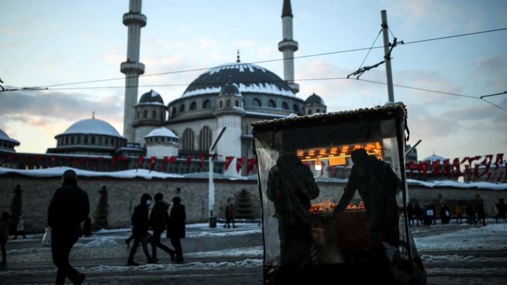 Инфлацията в Турция се ускори до близо 50% и удари лирата