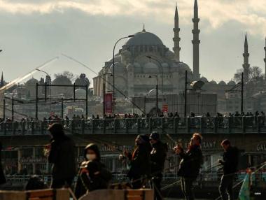 Силен туристически сезон може да измъкне Турция от валутната криза