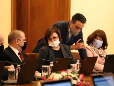 Драстичната разлика в бюджетите на Нинова и Лорер се дължи на европари