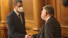 С остри критики и съмнения за нарушение на закона депутатите